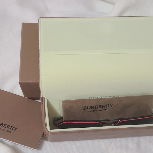 ☆☆GIFTED☆☆ Burberry aviator sunglasses with case. - Picture 12 of 13